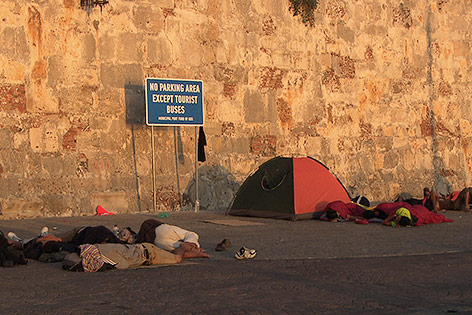 © ORF Schlafende Flüchtlinge auf Kos