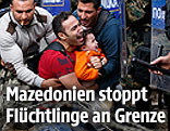 Vater und Sohn inmitten der Auseinandersetzungen an der griechisch-mazedonischen Grenze