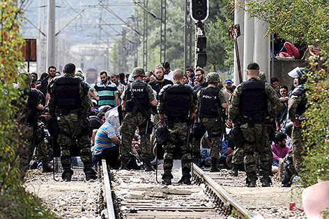 © Reuters/Ognen Teofilovski Mazedonische Polizei und Flüchtlinge an der griechisch-mazedonische Grenze