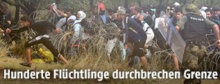 Flüchtlinge stürmen die Grenze zu Mazedonien