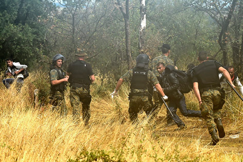 © APA/EPA/Georgi Licovski Flüchtlinge stürmen die Grenze zu Mazedonien