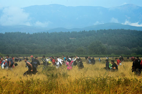 © APA/EPA/Georgi Licovski Flüchtlinge stürmen die Grenze zu Mazedonien