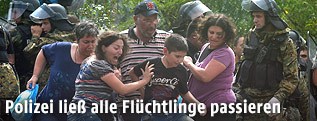 Flüchtlinge beim Überschreiten der Grenzsicherung