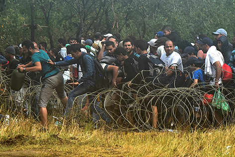 © APA/EPA/Georgi Licovski Flüchtlinge beim Überschreiten der Grenzsicherung