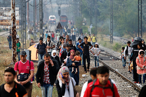 © Reuters/Yannis Behrakis Flüchtlinge unterwegs auf Schienen