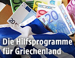Liegende Griechenland-Flagge neben Euro-Scheinen