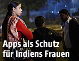 Indische Frau bei Busstation