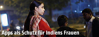 Indische Frau bei Busstation
