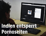 Indischer Mann betrachtet Internetseite