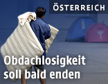 Flüchtling mit einer Matratze in Traiskirchen