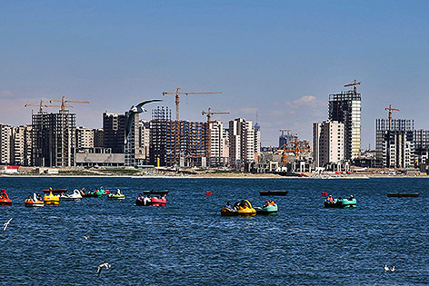 © picturedesk.com /AP/Ebrahim Noroozi Baustellen rund um den Chitgar See in Teheran