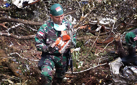 Soldat mit der "Blackbox" des Flugzeugs