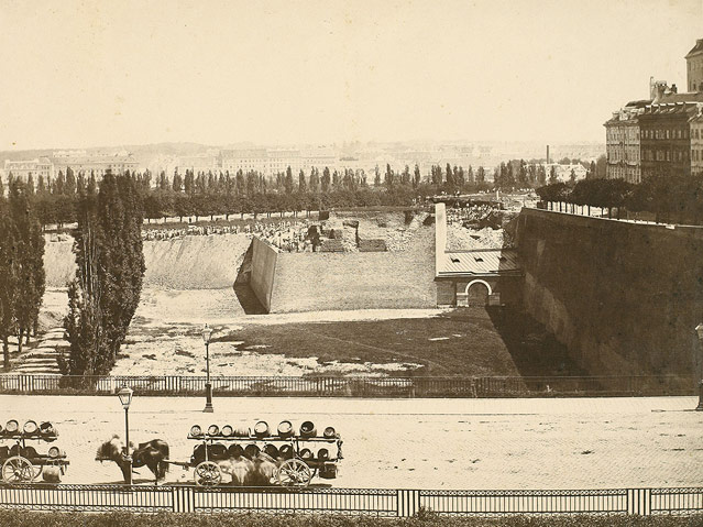 © Albertina, Wien K. K. Hof- und Staatsdruckerei Wien/Die Schottenbastei in Wien zur Zeit ihres Abbruchs, 1860 bzw. Albert Renger-Patzsch/"Stützpunkt der Mülheimer Rheinbrücke", um 1930