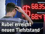 Mann bei einer Wechselstube in Russland