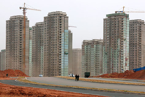 © Reuters/David Gray Kräne neben Hochhausruinen in Kangbashi