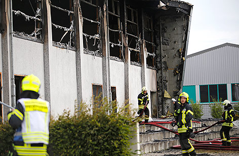 © APA/AP/Ferdinand Ostrop Abgebrannte Sporthalle in Nauen