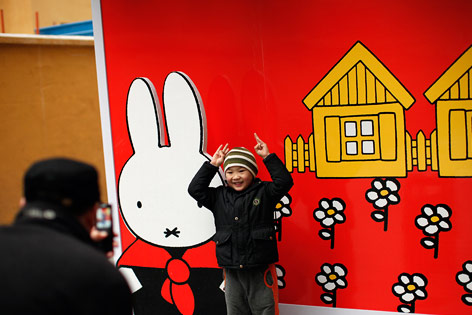 © Reuters/Carlos Barria Miffy the Bunny mit Kind