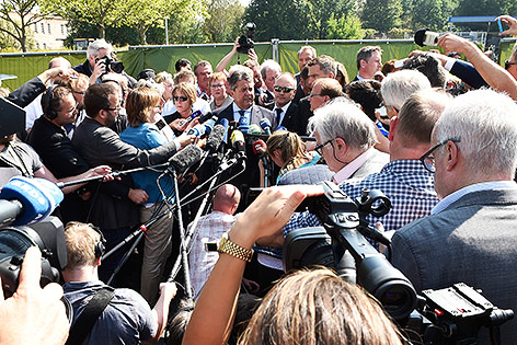 © Reuters/Matthias Rietschel Sigmar Gabriel in Heidenau umringt von der Presse