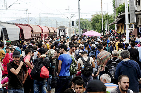 © Reuters/Ognen Teofilovski Flüchtlinge warten auf einem Bahnhof