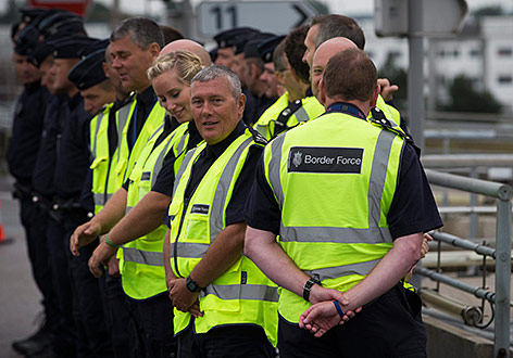 © APA/EPA/Ian Langsdon Britische "Border Force" in Calais