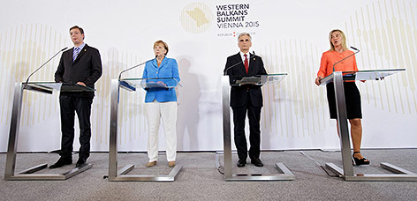 © APA/Georg Hochmuth Serbiens Premier Aleksandar Vucic, die deutsche Bundeskanzlerin Angela Merkel, Österreichs Bundeskanzler und EU-Außenbeauftragte Federica Mogherini