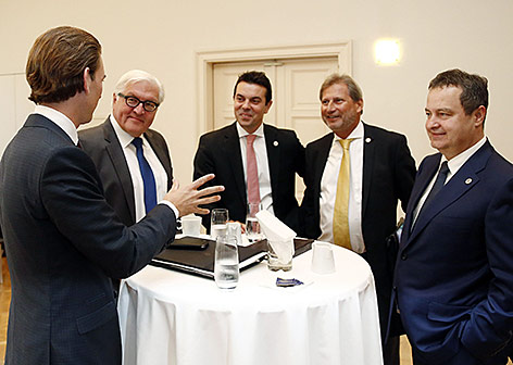 © APA/Dragan Tatic Außenminister Kurz, der deutsche Außenminister Steinmeier, der mazedonische Außenminister Poposki, EU-Erweiterungskommissar Hahn und der serbische Außenminister Dacic