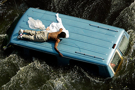 © Reuters/Robert Galbraith Mann rettet sich auf Autodach während Hurrikan Katrina