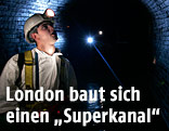 Ein Mann macht einen Kontrollgang durch die Londoner Kanalisation