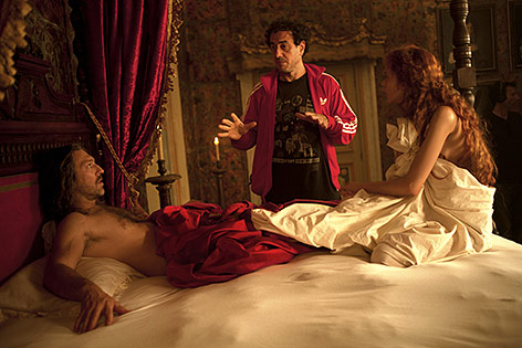 © Filmladen Filmverleih Regisseur Matteo Garrone beim Dreh mit Vincent Cassel und Stacy Martin