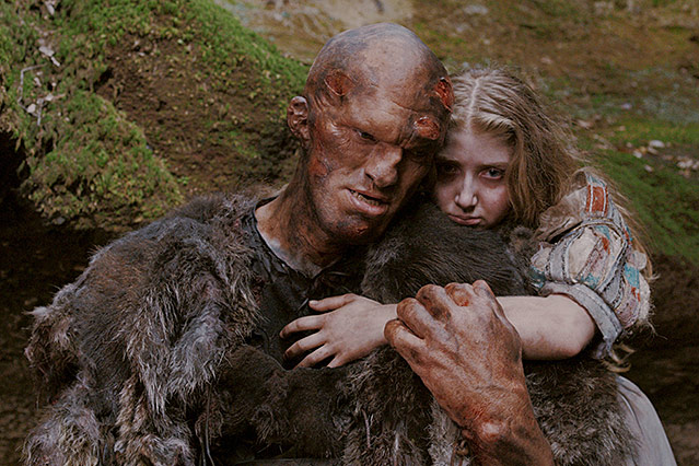 © Filmladen Filmverleih Das Monster (Guillaume Delaunay) und die Königstochter Violet (Bebe Cave)