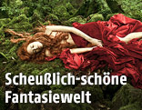 
<br />

<br />
Die junge Dora (Stacy Martin)