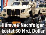 Ein Fahrzeug von Oshkosh Defense bei der Fertigung