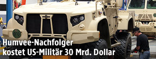 Ein Fahrzeug von Oshkosh Defense bei der Fertigung