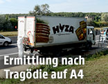 Einsatzkr&auml;fte der Polizei und der Spurensicherung neben dem abgestellten Lkw