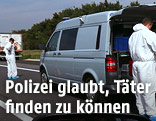Mitarbeiter der Spurensicherung neben dem abgestellten Lkw, in dem die Fl&uuml;chtlinge gefunden wurden