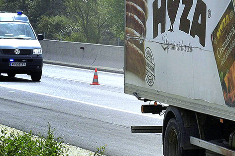 Riss in der Seitenwand des abgestellten Lkw, in dem die Flüchtlinge gefunden wurden