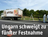 Einsatzkräfte der Polizei bei einem Lastwagen