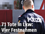 Schlepper-Lkw und Polizist