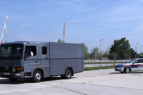 © Reuters/Heinz-Peter Bader Polizeitransporter und Polizeiwagen