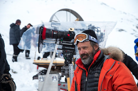 © Universal Pictures Regisseur Baltasar Karmakur am Filmset