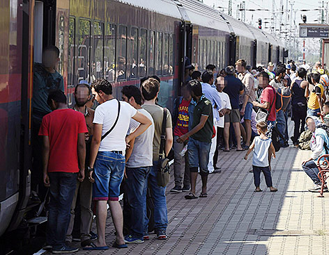 Flüchtlinge am Bahnsteig in Hegyeshalom