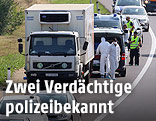 Kriminalisten untersuchen auf der A4 den Lkw mit toten Flüchtlingen