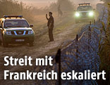 Polizisten am Grenzzaun an der Grenze von Ungran