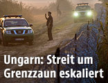 Polizisten am Grenzzaun an der Grenze von Ungran