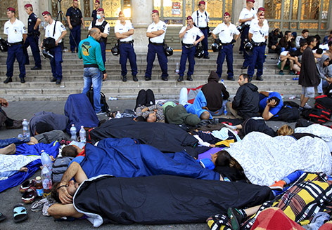 © Reuters/Bernadett Szabo Flüchtlinge schlafen vor dem Bahnhof Keleti in Budapest