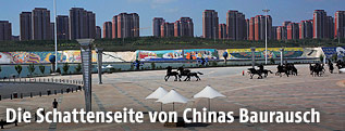 Großer leerer Platz in Kangbashi mit Hochhäusern im Hintergrund