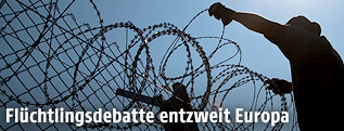 Arbeitskräfte stellen einen Zaun an der Grenze Ungarns auf