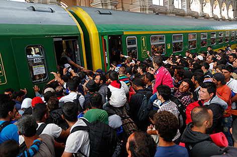 © Reuters/Laszlo Balogh Flüchtlinge drängen in die Waggons