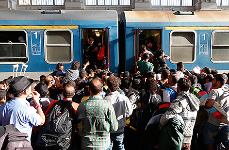 © Reuters/Laszlo Balogh Flüchtlinge drängen in die Waggons