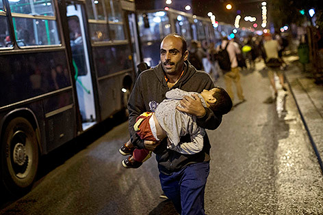 Flüchtlinge steigen in Busse in Budapest